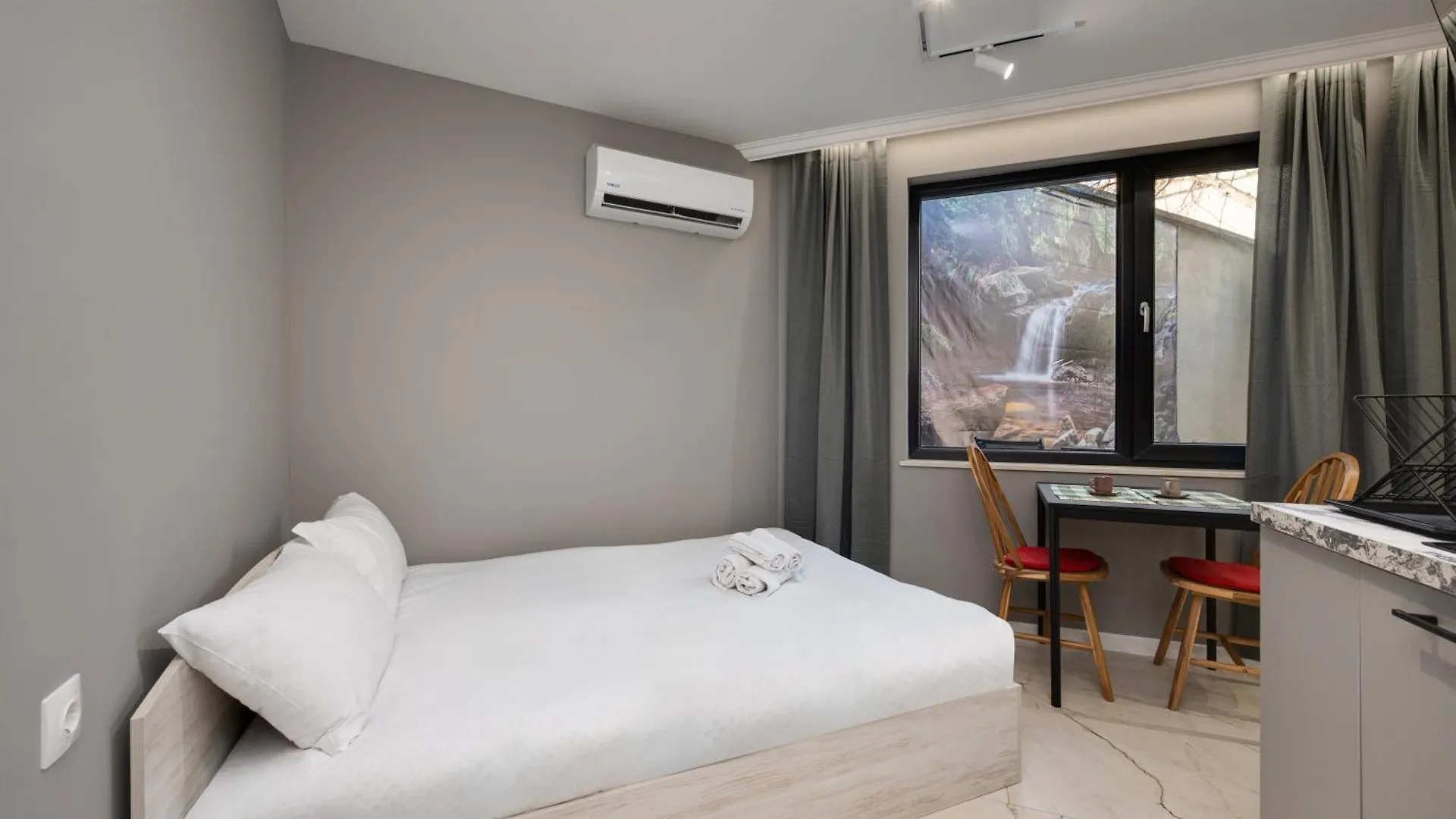 Central Studios With Patio Close To Sea 바르나 아파트
