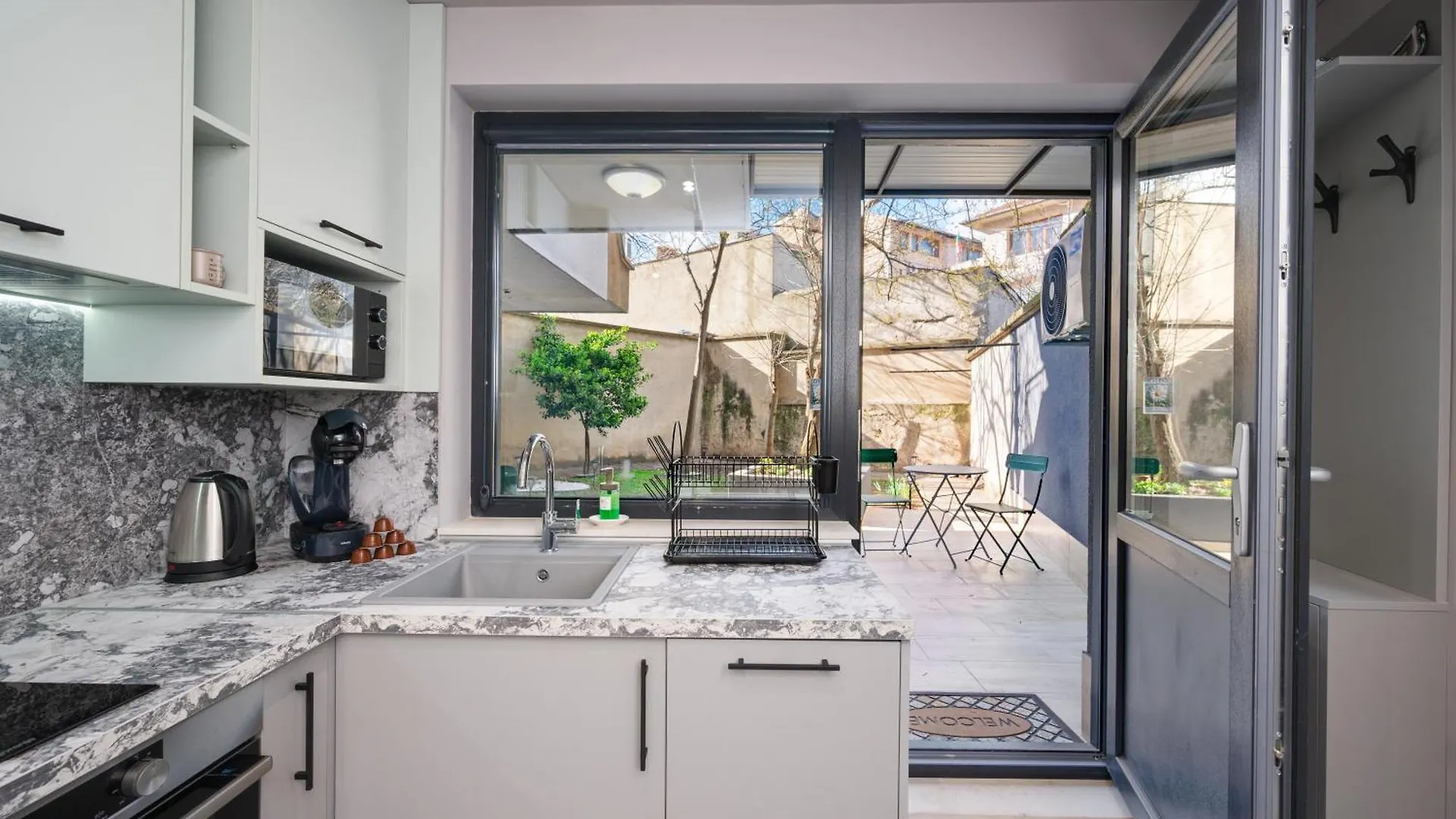 아파트 Central Studios With Patio Close To Sea 바르나
