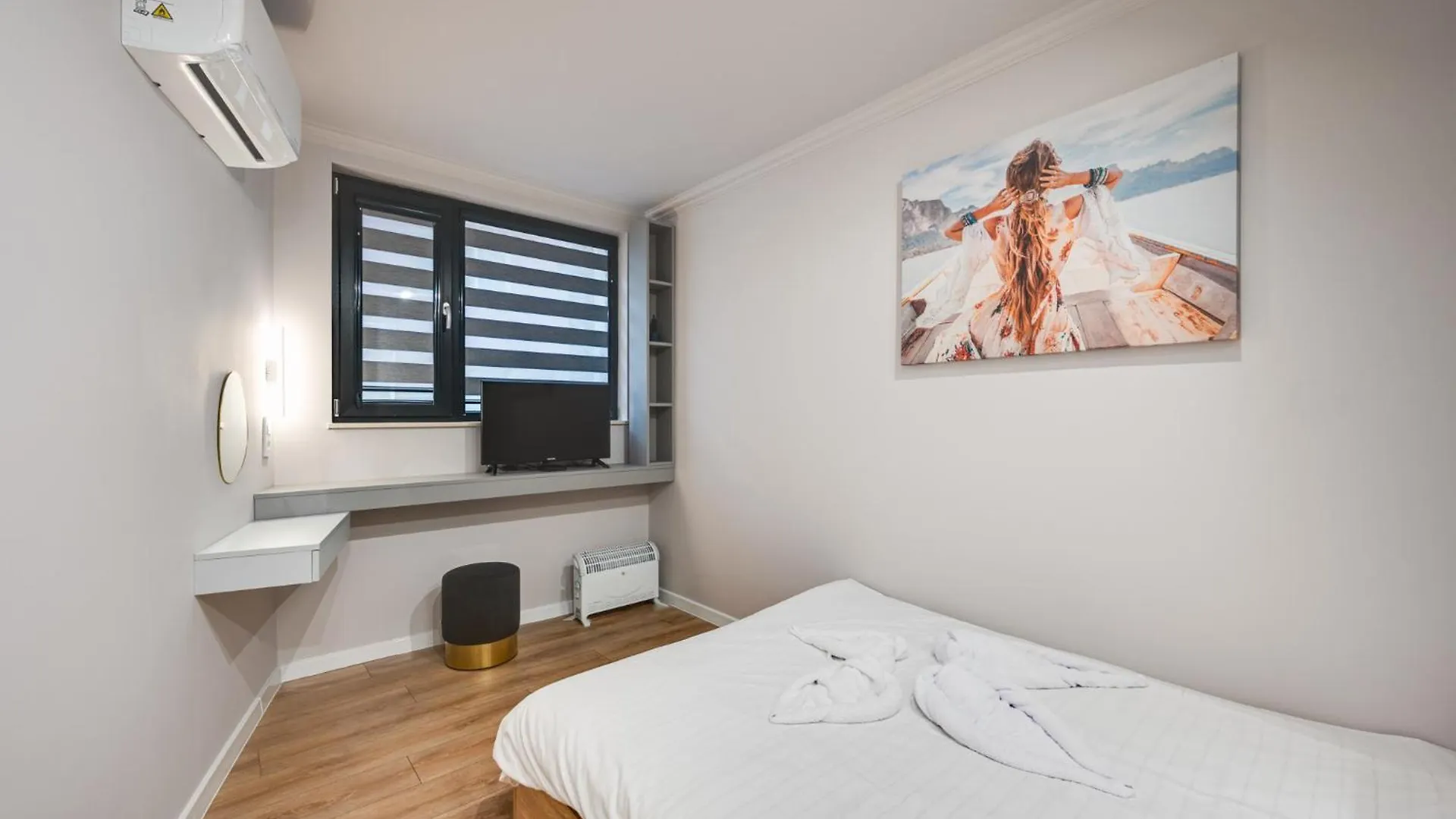 Central Studios With Patio Close To Sea 바르나 아파트